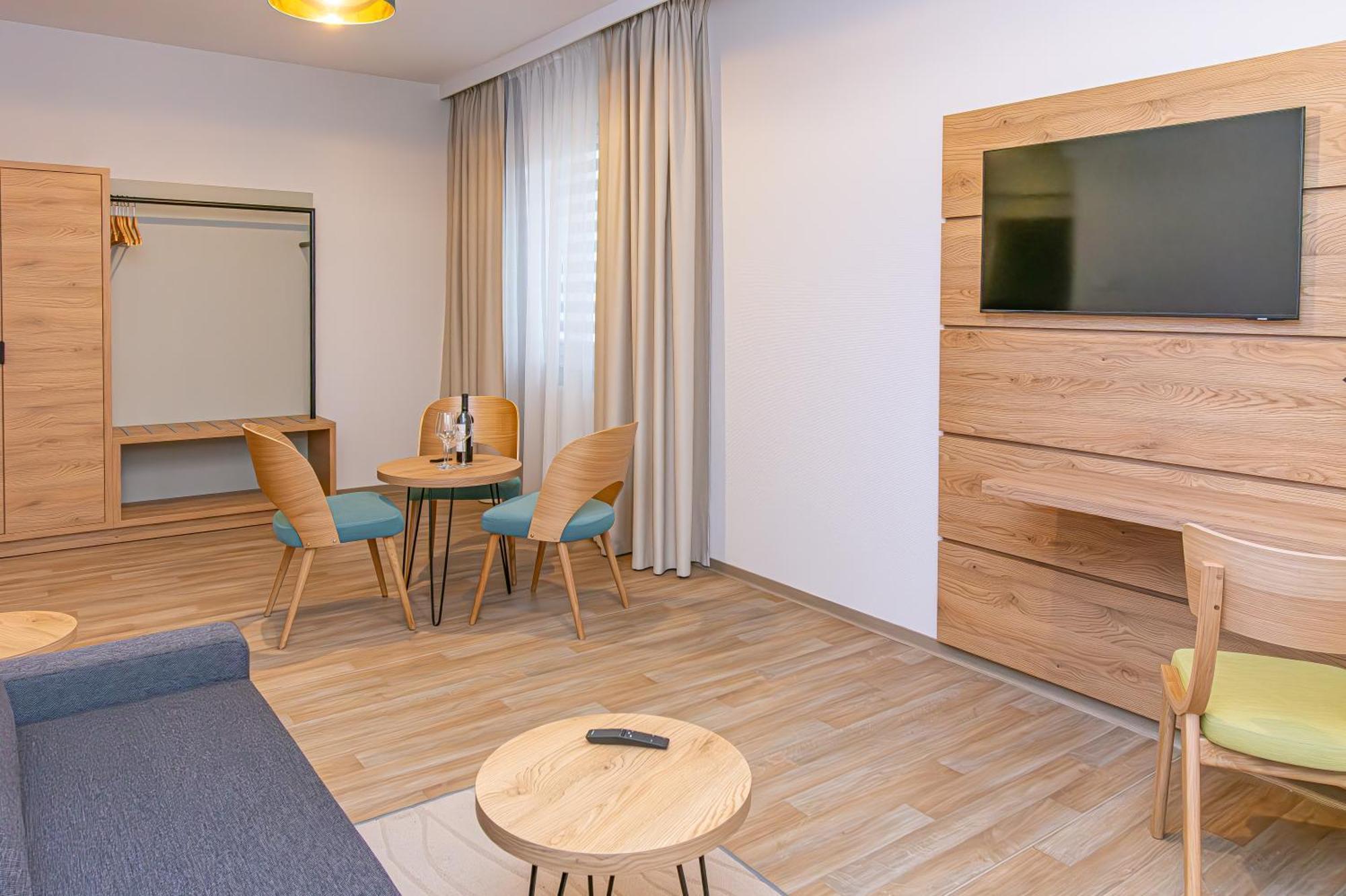Novy Hotel Зелёна-Гура Экстерьер фото